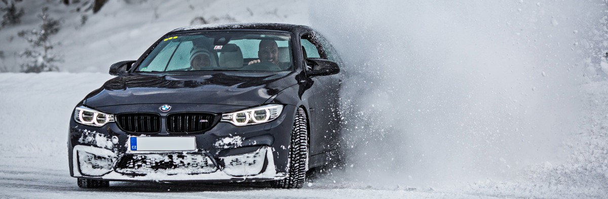 Driftování na ledové dráze v Rakousku v Lungau